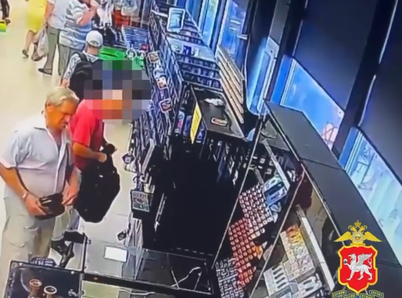 Ялтинец украл из ячейки магазина женскую сумку с кошельком, паспортом и телефоном