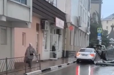 Прокуратура начала проверку после падения кровли на припаркованный автомобиль в Алуште