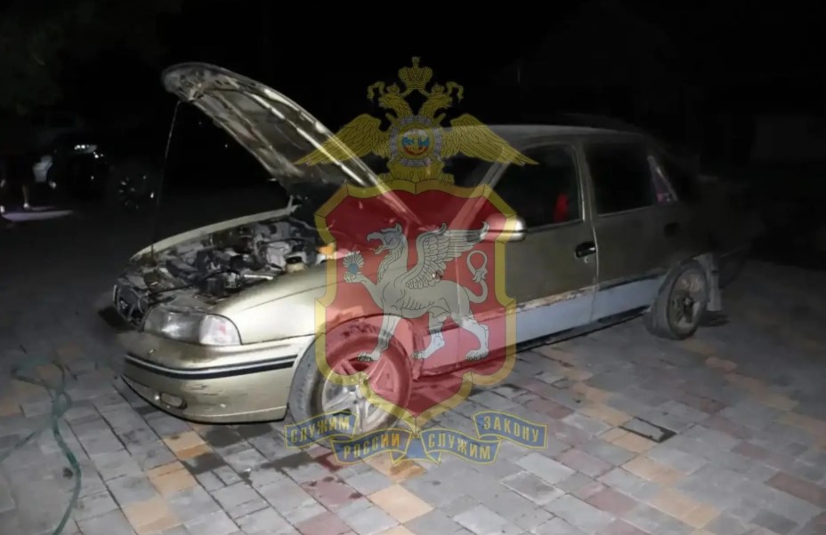 Пьяный крымчанин поджег чужой автомобиль, чтобы заступиться за друга