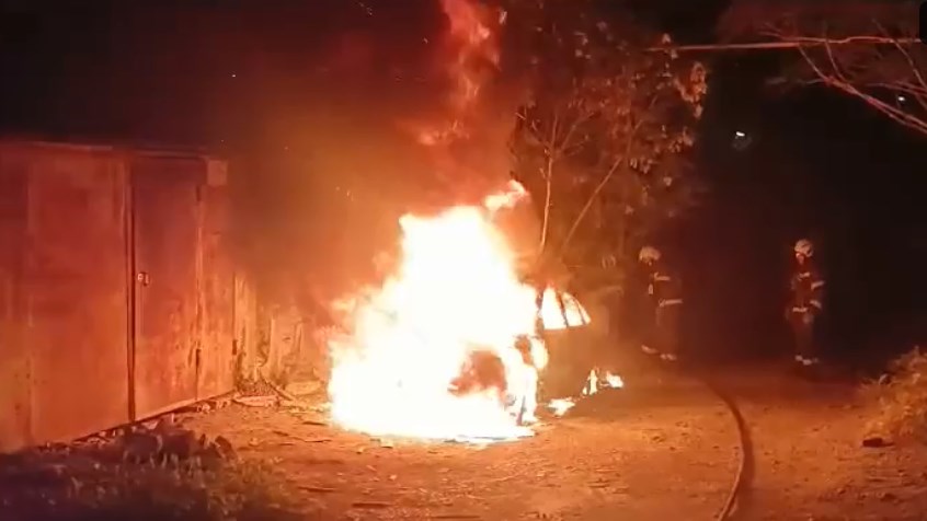 Ночью в Феодосии тушили горящий автомобиль (видео)