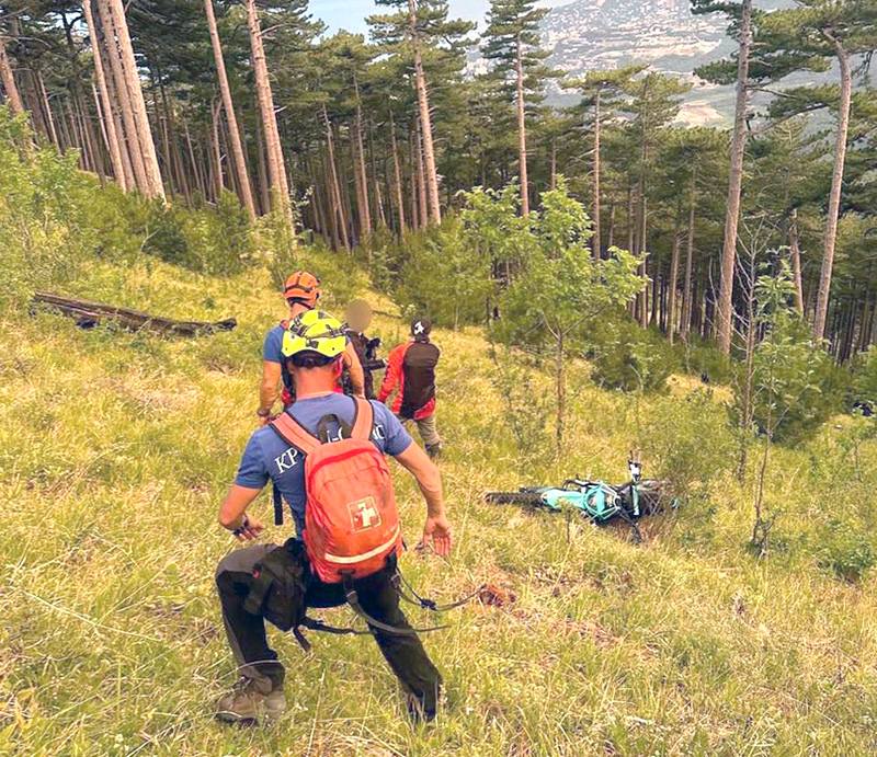 В Крыму спасатели пришли на помощь травмировавшемуся подростку-мотоциклисту