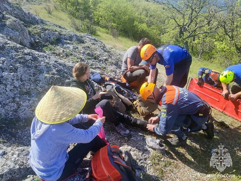Крымские спасатели пришли на помощь туристке, травмировавшей ногу в горах