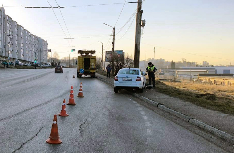 В Севастополе молодой водитель влетел в столб — трое в больнице