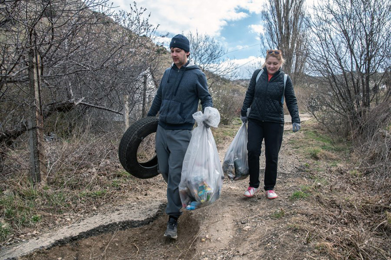 На первый в 2025 году общегородской субботник в Севастополе вышли более тысячи человек