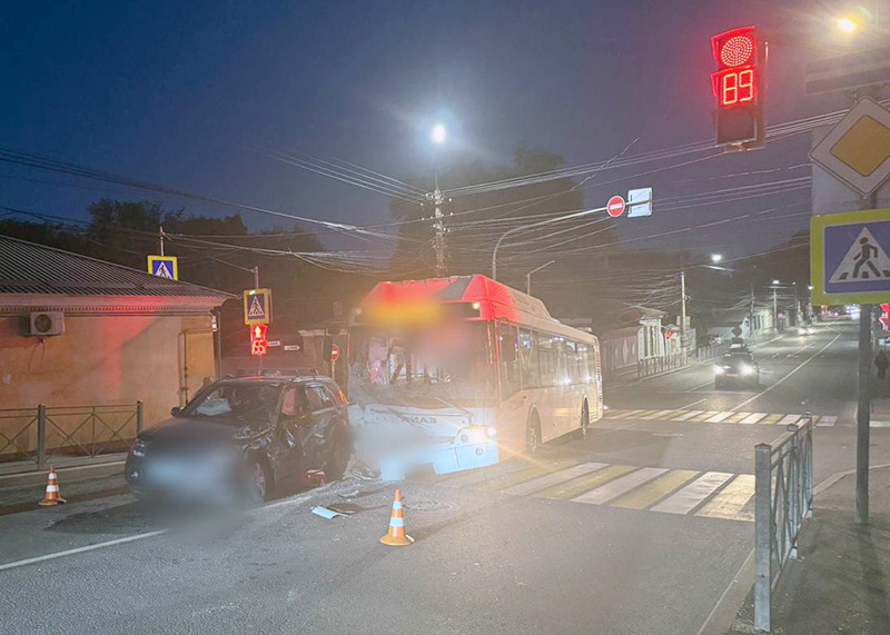В Симферополе автобус с 20 пассажирами попал в ДТП — трое пострадавших