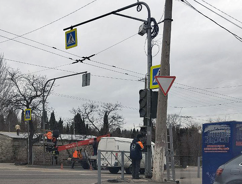 На севастопольской улице Пожарова устанавливают светофор