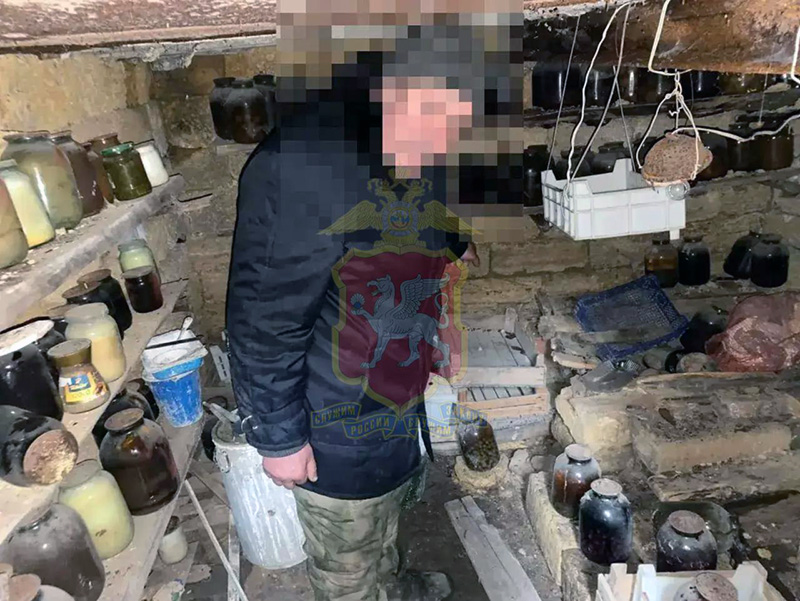 Крымчанин украл у соседки ее консервацию и домашнее вино