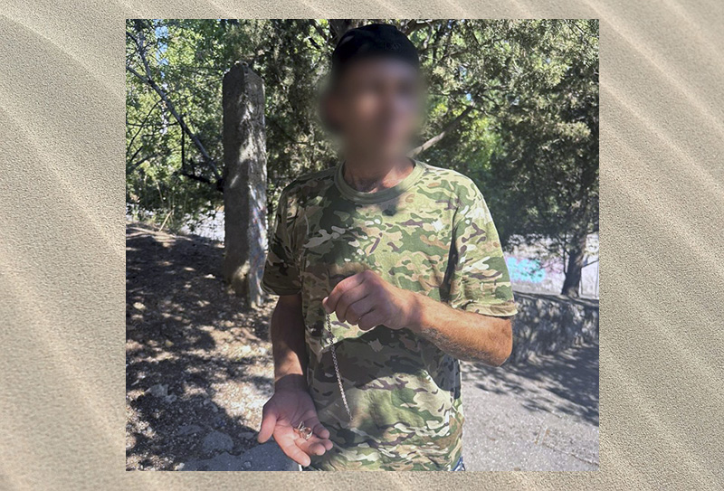 Утомленная солнцем и алкоголем москвичка уснула на крымском пляже и лишилась золотых украшений
