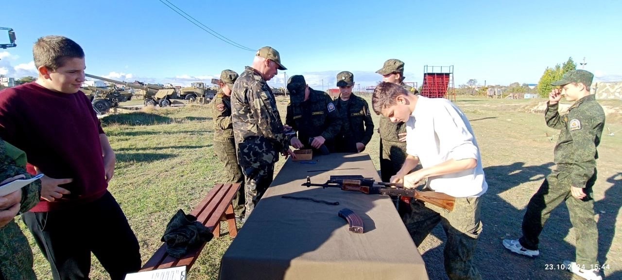 Севастопольские школьники сразились в военно-патриотической игре «Защитники Отечества»