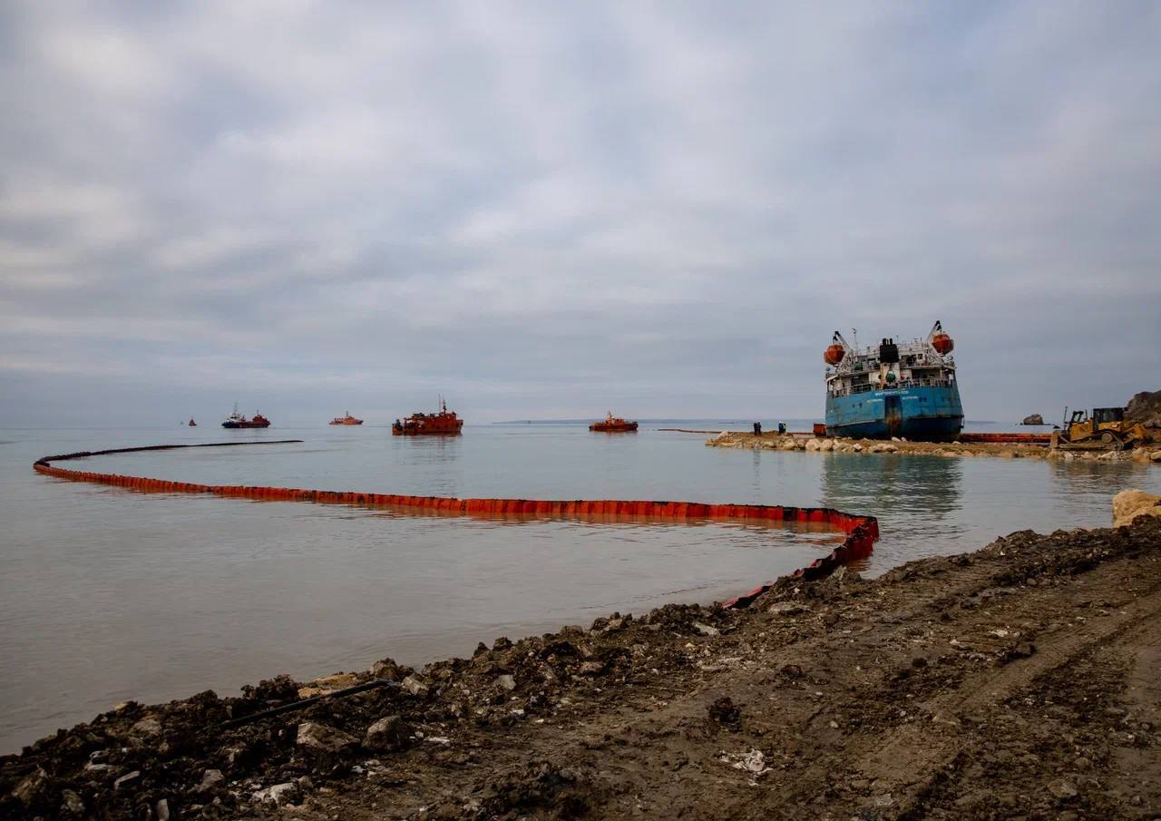 Суд постановил взыскать с виновников разлива нефти в Керченском проливе почти 85 млрд руб.