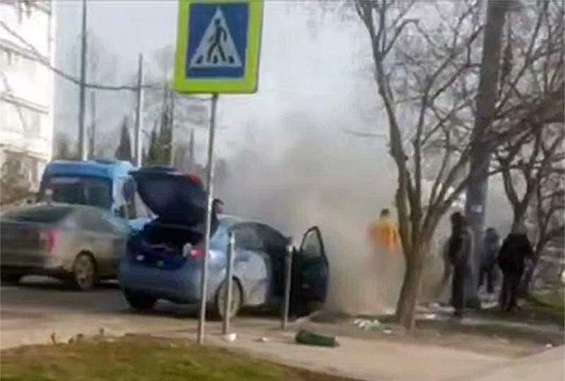 В Севастополе сотрудники МЧС потушили горящую легковушку
